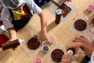 Crianças decorando chocolate na Ecoa Cacau
