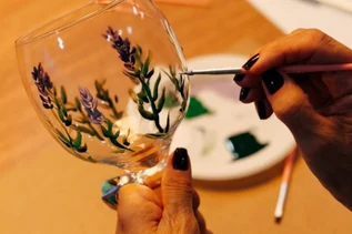 Pintura em taça no encontro de Dia das Mães